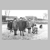071-0008 Kinder auf dem Dorfteich im Winter 1933-34.jpg